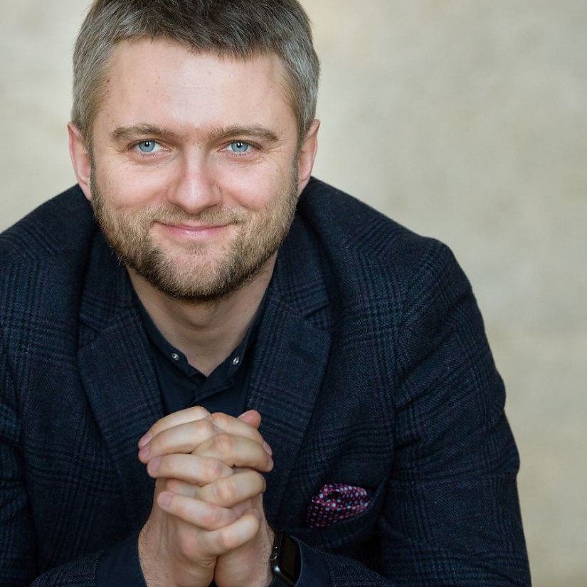 ... <b>Kirill Karabits</b>, Chefdirigent und Generalmusikdirektor, Foto: Candy Welz - 799_4_Kirill-Karabits_Chefdirigent_Generalmusikdirektor_DNT_16-09-07-_Foto_Candy_Welz_900x900