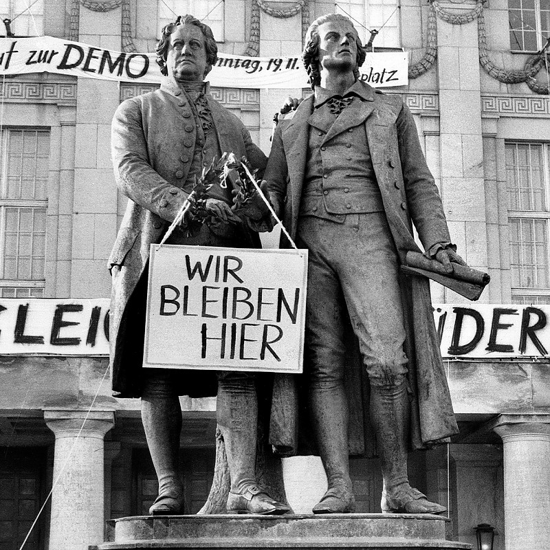 Titel: „Das Dichterdenkmal während der Kundgebung am 19. November 1989“, Foto: Claus Bach